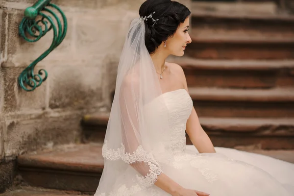 Wedding couple walking — Stock Photo, Image