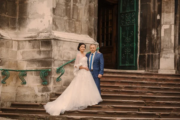 Wedding couple walking — Stock Photo, Image