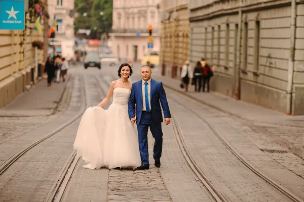 Bruidspaar wandelen — Stockfoto