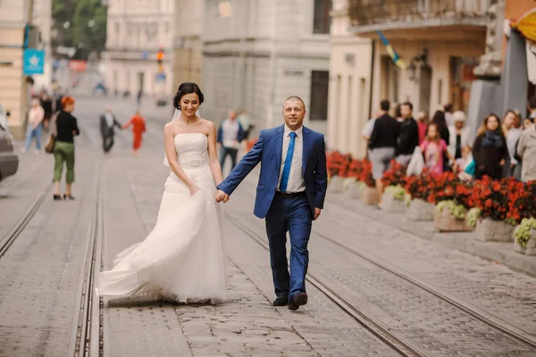 Boda pareja caminando — Foto de Stock