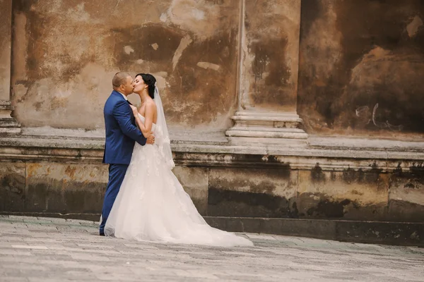 Casamento casal andando — Fotografia de Stock