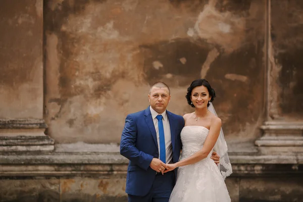 Wedding couple walking — Stock Photo, Image