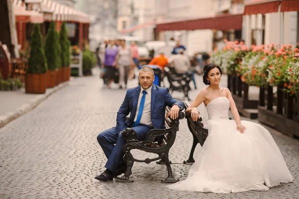 Wedding couple walking — Stock Photo, Image