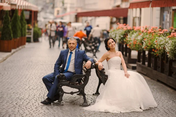 Wedding couple walking — Stock Photo, Image