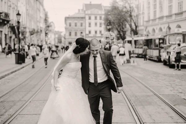 Hochzeitspaar zu Fuß — Stockfoto