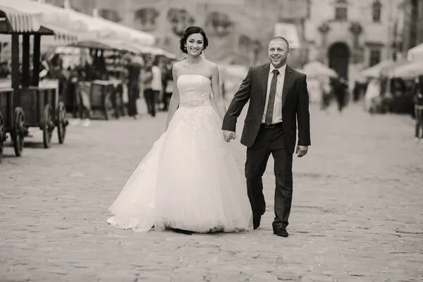 Весільний пара ходьба — стокове фото