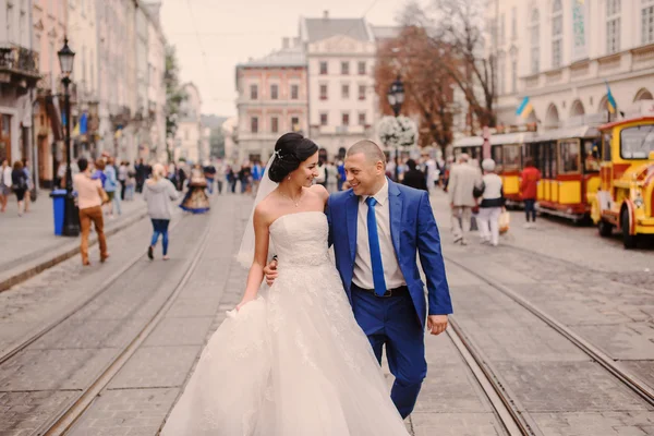 Bruidspaar wandelen — Stockfoto