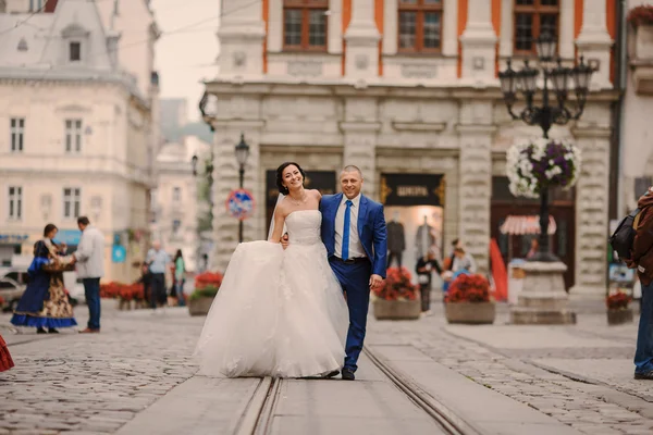 Wedding couple walking — Stock Photo, Image