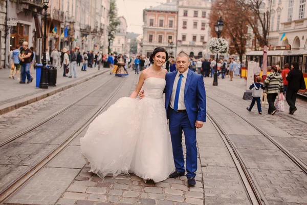 Bröllop par promenader — Stockfoto
