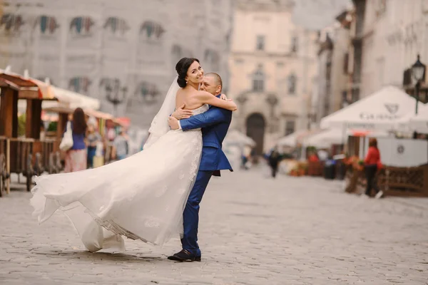 Wedding couple walking — Stock Photo, Image