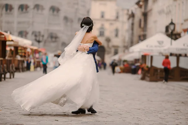 Hochzeitspaar zu Fuß — Stockfoto