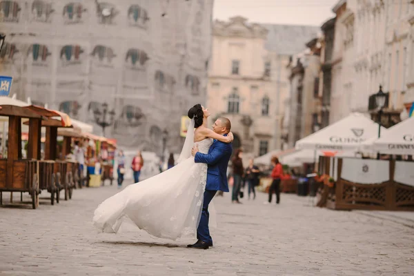 Wedding couple walking — Stock Photo, Image