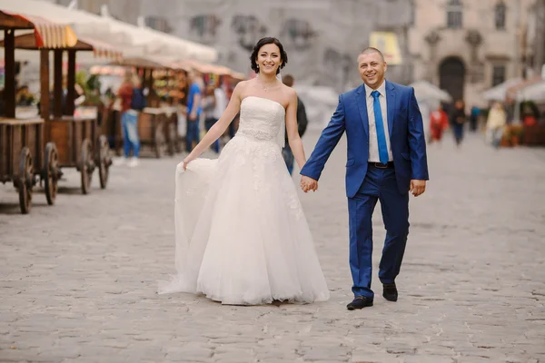 Evlilik çift yürüyüş — Stok fotoğraf