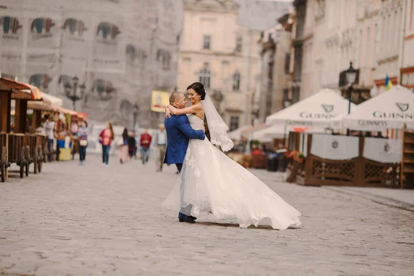 Casamento casal andando — Fotografia de Stock