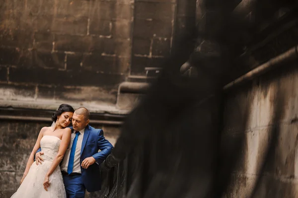 Boda pareja caminando — Foto de Stock