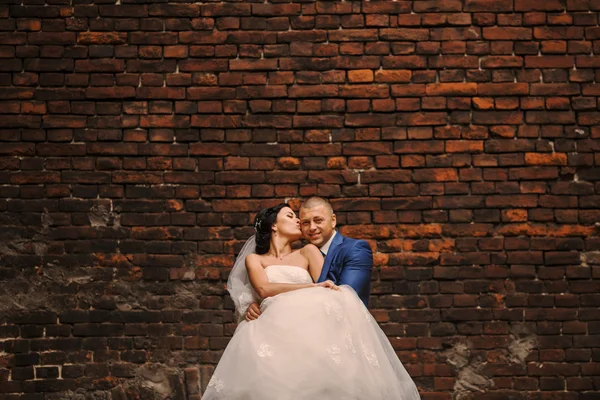 Casamento casal andando — Fotografia de Stock