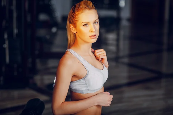 Vacker blondin gör gym övningar — Stockfoto