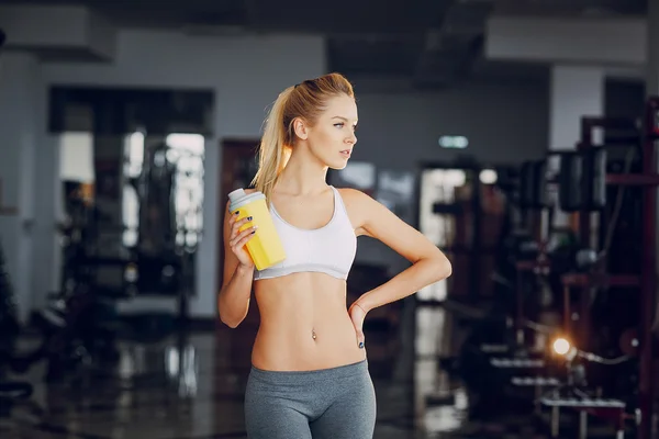 Mooie blonde doen gymnastiek oefeningen — Stockfoto