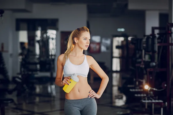 Bella bionda che fa esercizi di palestra — Foto Stock