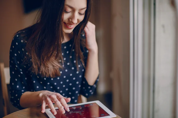 Schöne junge Mädchen genießt Telefon und Tablet — Stockfoto