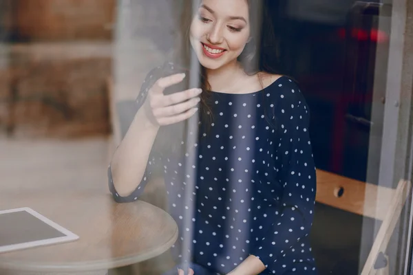 Mooi meisje geniet van telefoon en Tablet PC — Stockfoto