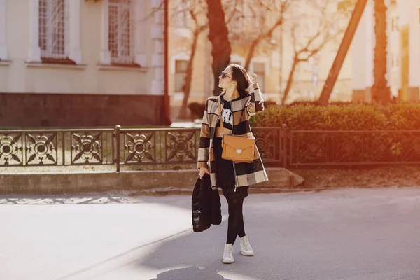 Mujer joven de moda — Foto de Stock