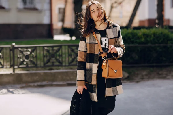 Mujer joven de moda — Foto de Stock