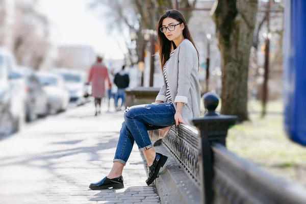 Menina de moda jovem bonita — Fotografia de Stock