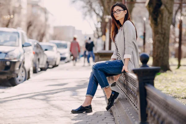 Menina de moda jovem bonita — Fotografia de Stock