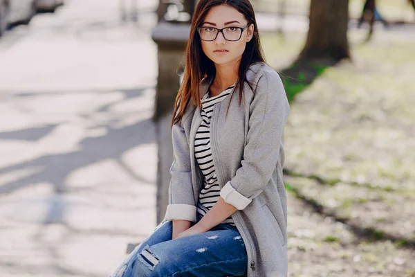 Hermosa chica de moda joven — Foto de Stock