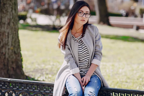 Menina de moda jovem bonita — Fotografia de Stock