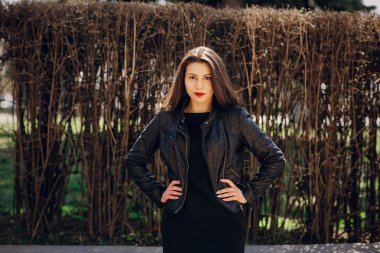 Güzel esmer pozlar fotoğrafları için