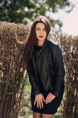 Güzel esmer pozlar fotoğrafları için