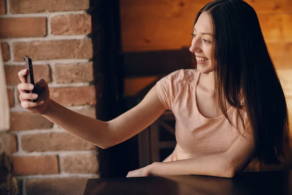 Modieuze jonge vrouw — Stockfoto