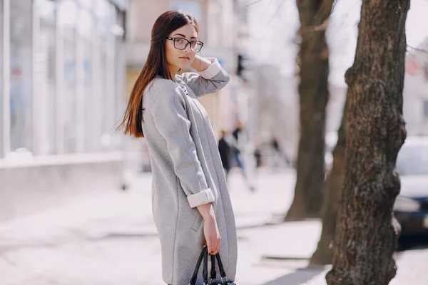 Menina de moda jovem bonita — Fotografia de Stock