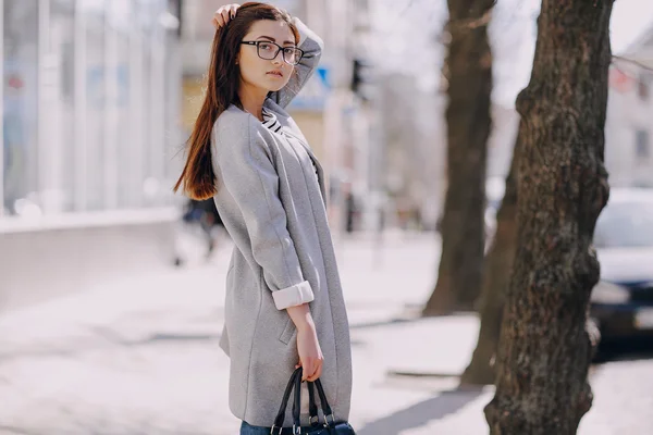 Menina de moda jovem bonita — Fotografia de Stock