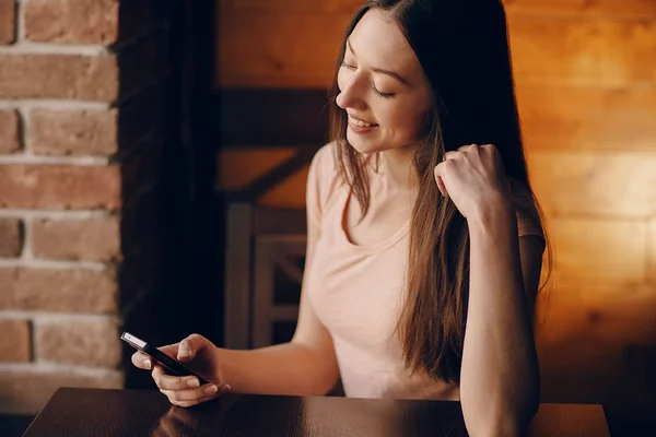 Mujer joven de moda — Foto de Stock