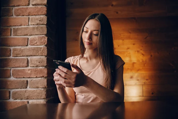 Mujer joven de moda — Foto de Stock