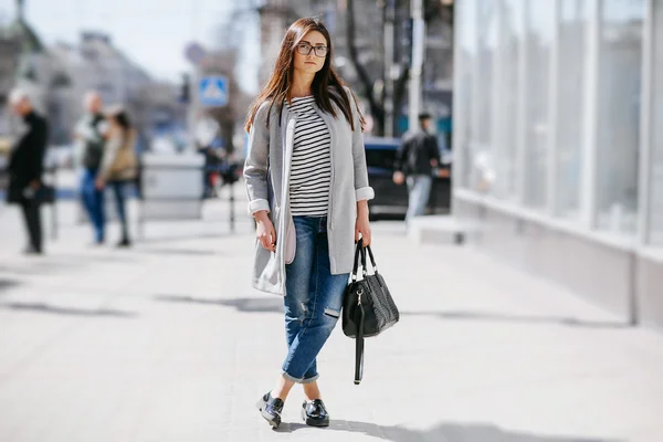 Hermosa chica de moda joven — Foto de Stock