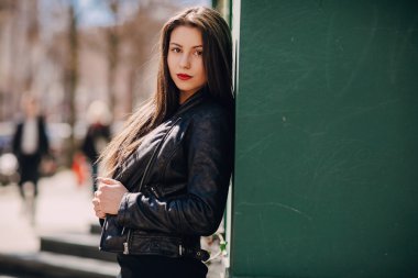 Güzel esmer pozlar fotoğrafları için