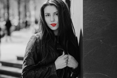 Güzel esmer pozlar fotoğrafları için