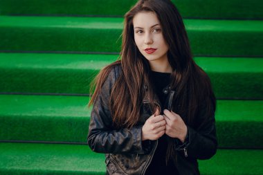 Güzel esmer pozlar fotoğrafları için