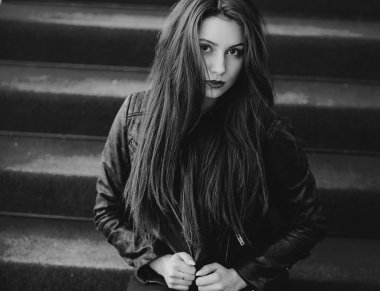 Güzel esmer pozlar fotoğrafları için