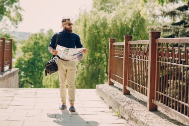 sakallı adam seyahat harita