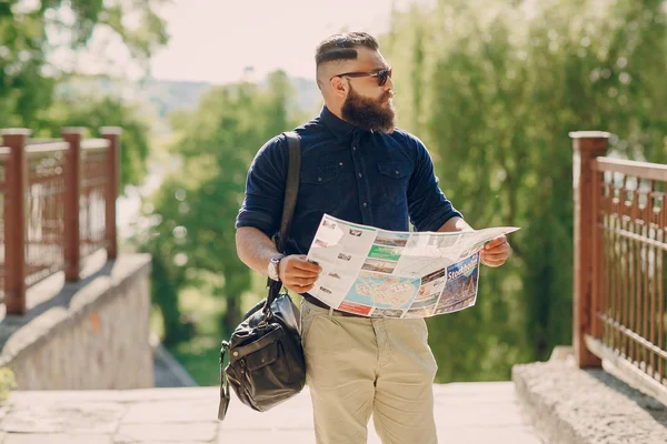 Bearded man travels with map — Stock Photo, Image