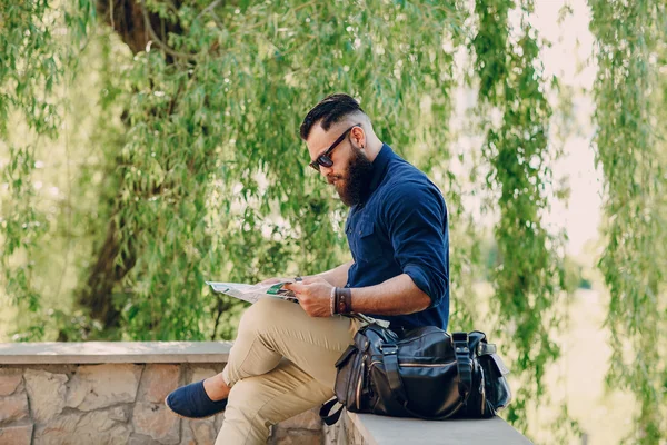 Bearded man travels with map — Stock Photo, Image