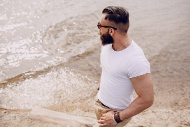 serinlemek sakallı adam