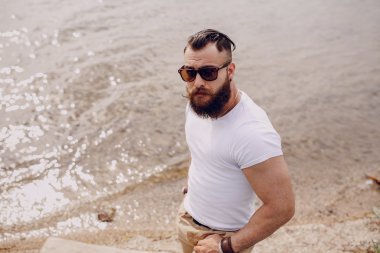 serinlemek sakallı adam