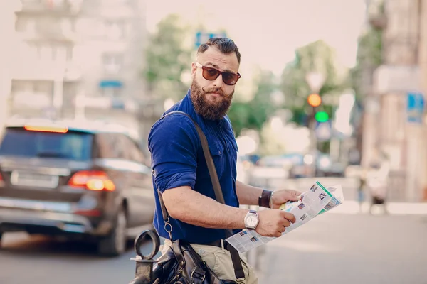 Bearded man travels with map — Stock Photo, Image