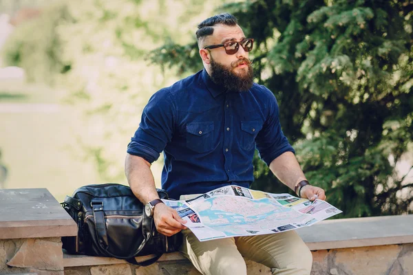 Uomo barbuto viaggia con mappa — Foto Stock